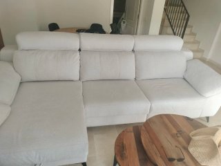 Divano chaise longue beige in tessuto chiaro con testate regolabili e spazio di archiviazione