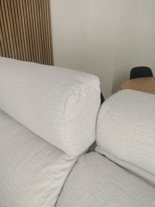 Divano chaise longue beige in tessuto chiaro con testate regolabili e spazio di archiviazione