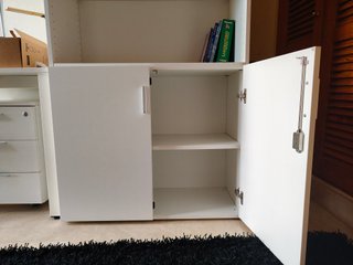 Estantería blanca con puertas