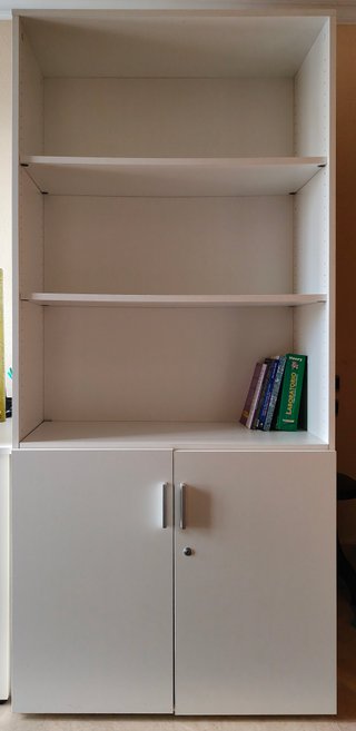 Estantería blanca con puertas