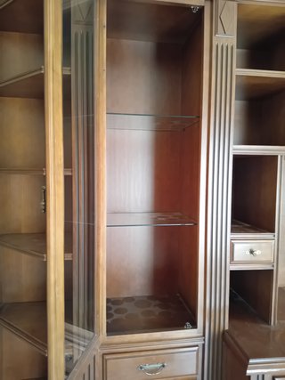 Mueble de salón de madera y cristal