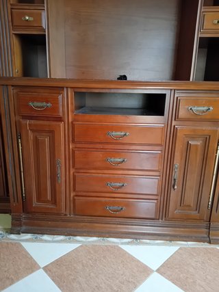 Mueble de salón de madera y cristal