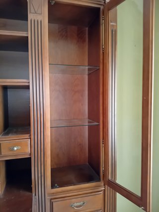 Mueble de salón de madera y cristal