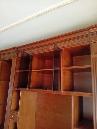 Mueble de salón de madera y cristal