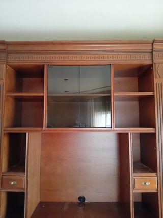 Mueble de salón de madera y cristal