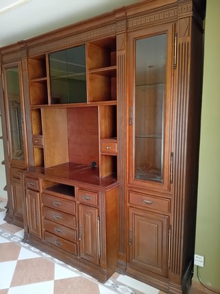 Mueble de salón de madera y cristal