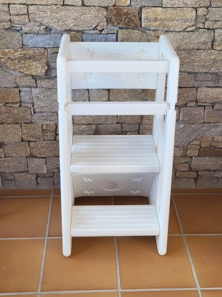 Torre de aprendizaje infantil blanca