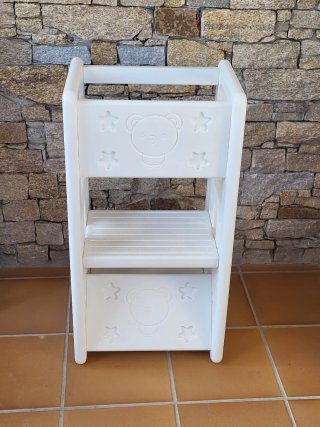 Torre de aprendizaje infantil blanca
