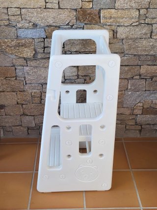 Torre de aprendizaje infantil blanca