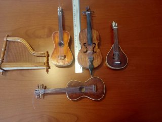 Instrumentos musicales  hechos a mano de madera