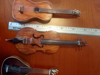 Instrumentos musicales  hechos a mano de madera