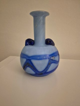 Botella de vidrio azul decorada