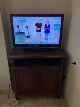 Mesa de madera y TV Toshiba