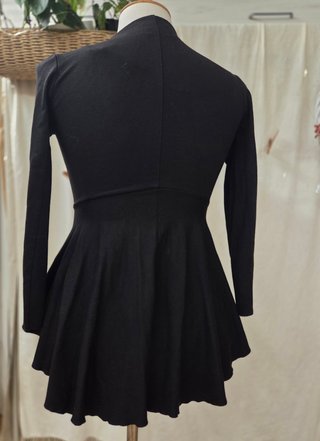 Cardigan negro estilo peplum