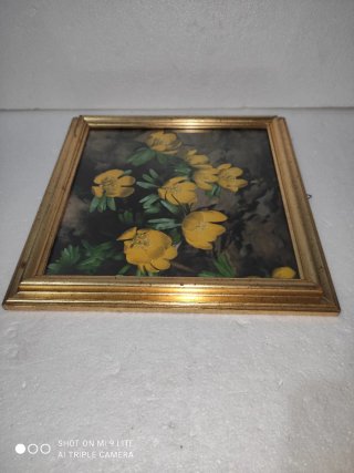 Cornice vintage con fiori gialli
