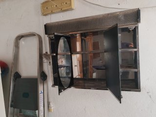 Armario de baño con espejo negro y plata