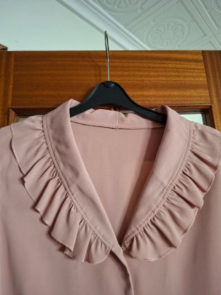 Camisa rosa con volantes