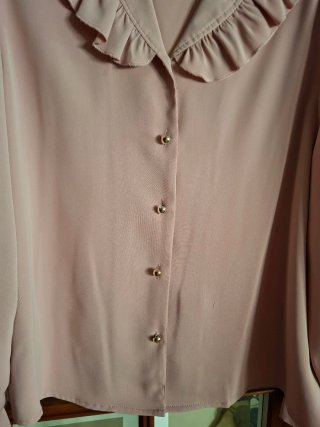 Camisa rosa con volantes