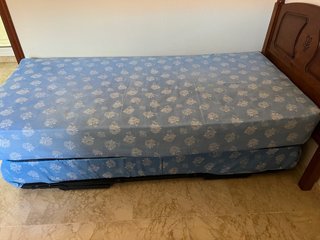 Cama doble azul y madera