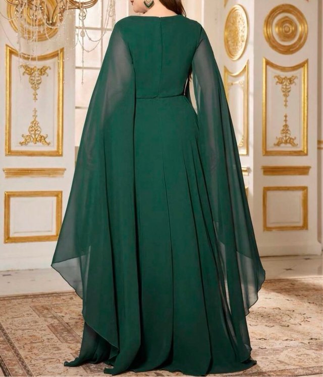 Vestido fiesta verde cuello V manga capa