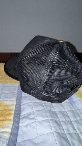 Gorra Gucci Negra con Logo Dorado