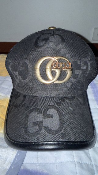 Gorra Gucci Negra con Logo Dorado