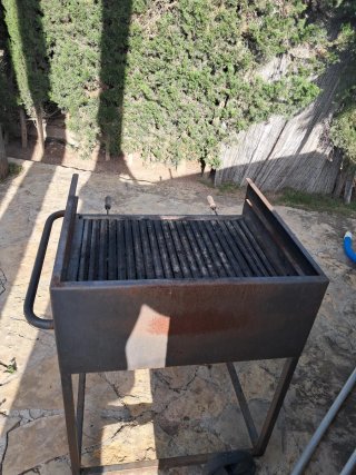 Barbacoa portátil metal y piedra
