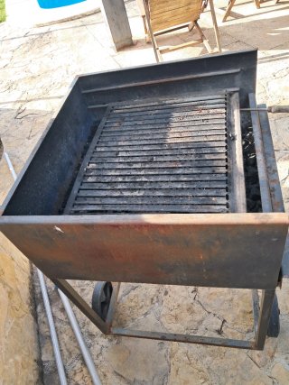 Barbacoa portátil metal y piedra
