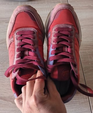 Zapatillas Hoff rojas y moradas