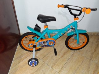 Bicicleta infantil azul y naranja