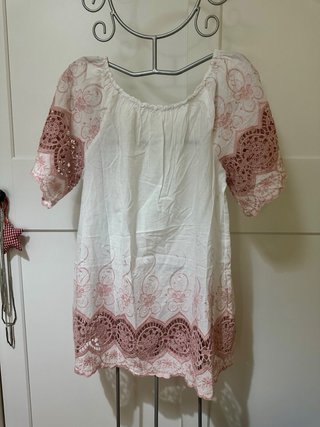 Camisola bordada rosa y blanca