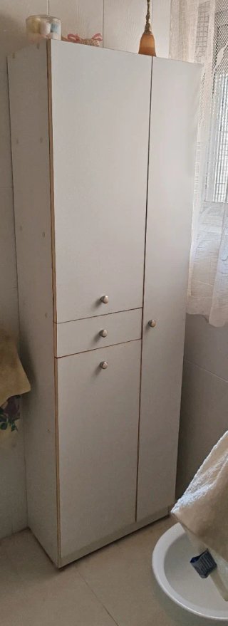 Armario alto de madera blanco
