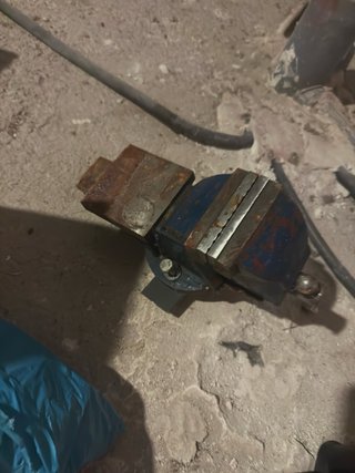 Tornillo de banco azul y oxidado