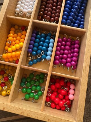 Perlas Montessori Caja Madera Colores