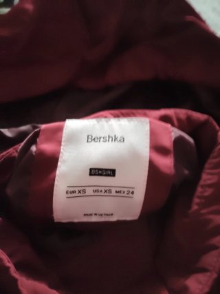 Chaqueta corta roja con capucha