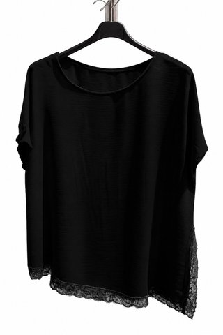 Blusa fluida con encaje oversize.