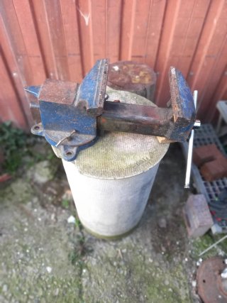 Tornillo de banco azul oxidado