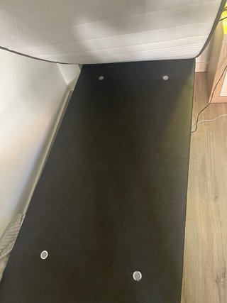 Cama individual con base de madera