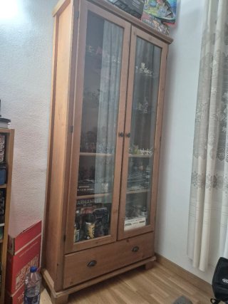 Vitrina de madera y cristal