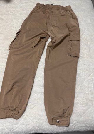Pantalón cargo Bershka beige con cinturón