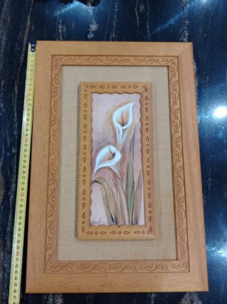 Cuadro de flores de calas blancas en madera y yute