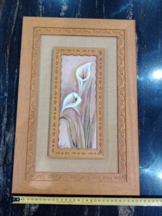 Cuadro de flores de calas blancas en madera y yute