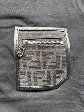Camiseta Fendi Negra con Bolsillo
