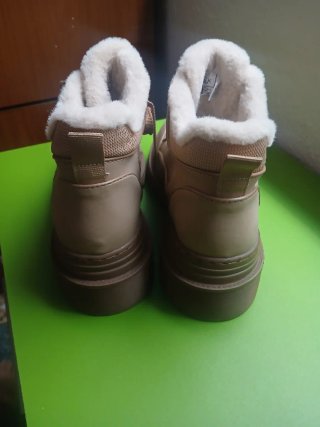 Botas de invierno beige y marrón