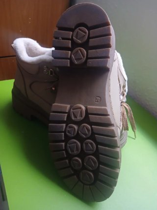 Botas de invierno beige y marrón