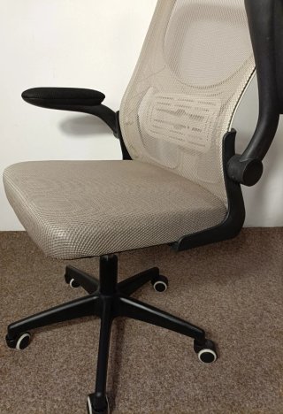 Silla de oficina ergonómica beige y negra
