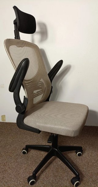 Silla de oficina ergonómica beige y negra