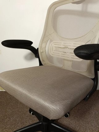 Silla de oficina ergonómica beige y negra