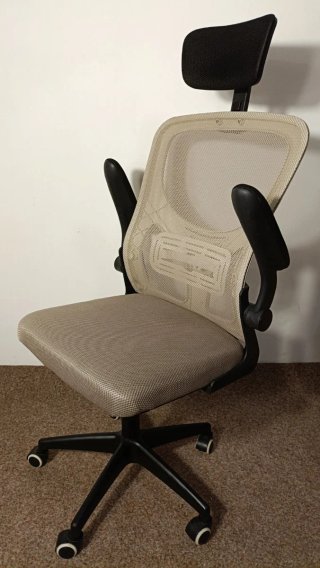 Silla de oficina ergonómica beige y negra