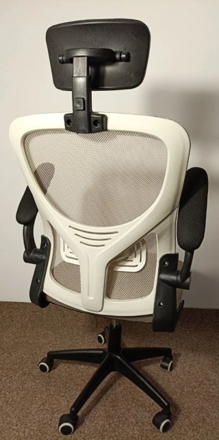 Silla de oficina ergonómica beige y negra